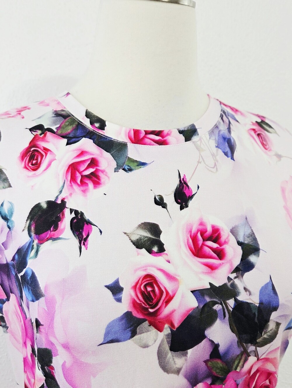 L'Agence Ressi fitted tee Pink Multi Water Rose floral women's Sz large new NWT - Picture 4 of 6